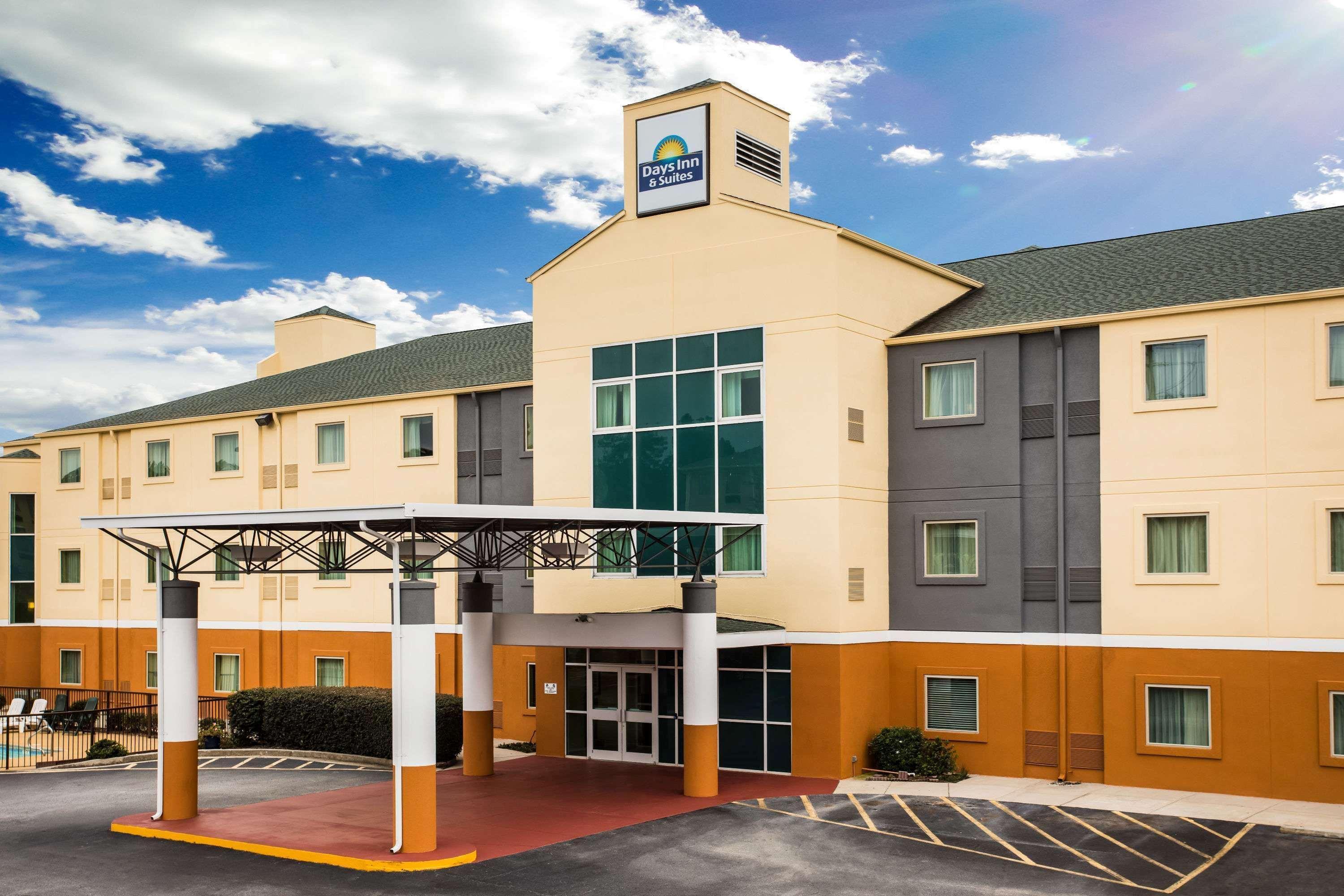 Days Inn & Suites By Wyndham Augusta Near Fort Eisenhower Exterior photo
